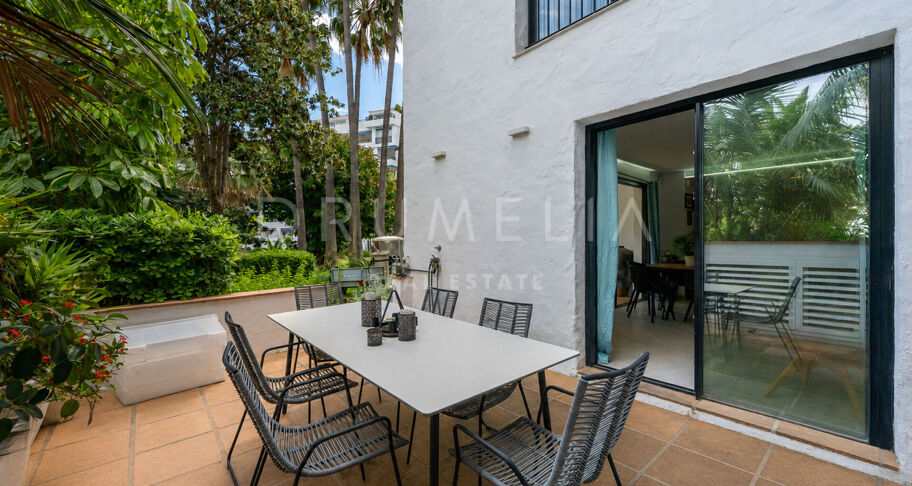 Fantastisk, nyligen renoverad markplanslägenhet i Jardines del Puerto, Puerto Banús