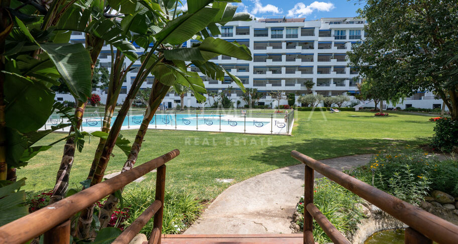 Fantastisk, nyligen renoverad markplanslägenhet i Jardines del Puerto, Puerto Banús