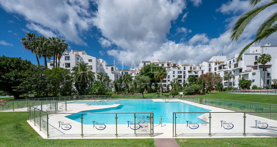 Fantastisk, nyligen renoverad markplanslägenhet i Jardines del Puerto, Puerto Banús