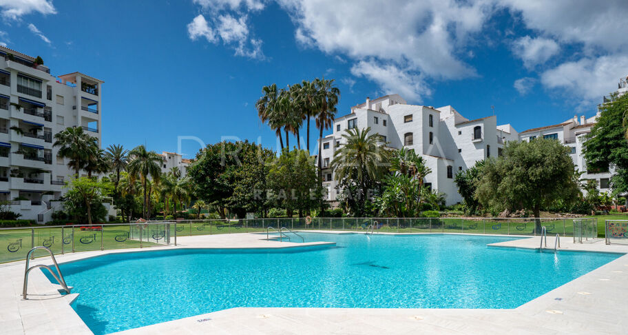 Fantastisk, nyligen renoverad markplanslägenhet i Jardines del Puerto, Puerto Banús