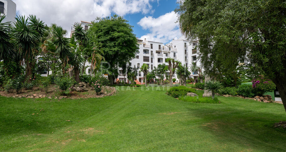 Fantastisk, nyligen renoverad markplanslägenhet i Jardines del Puerto, Puerto Banús