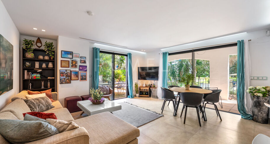 Fantastisk, nyligen renoverad markplanslägenhet i Jardines del Puerto, Puerto Banús