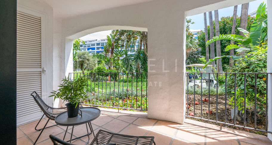 Fantastisk, nyligen renoverad markplanslägenhet i Jardines del Puerto, Puerto Banús