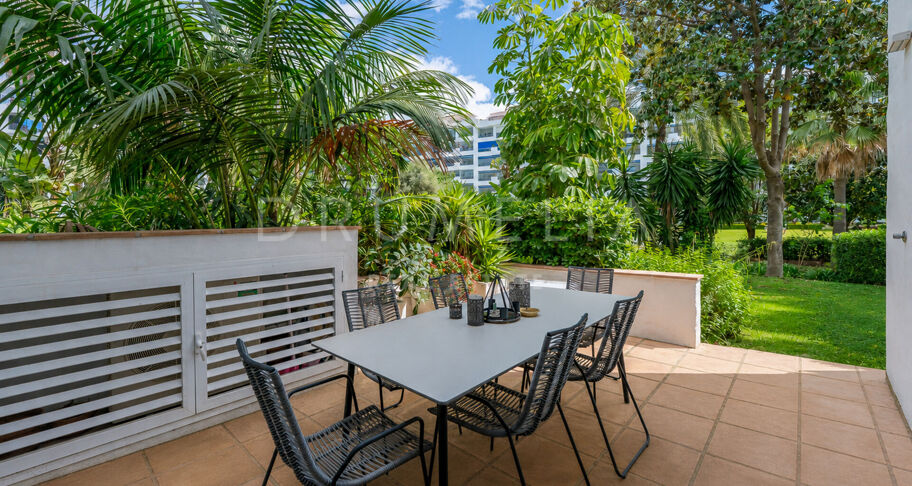 Fantastisk, nyligen renoverad markplanslägenhet i Jardines del Puerto, Puerto Banús