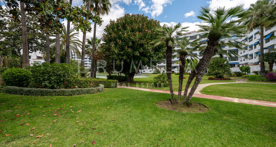 Fantastisk, nyligen renoverad markplanslägenhet i Jardines del Puerto, Puerto Banús