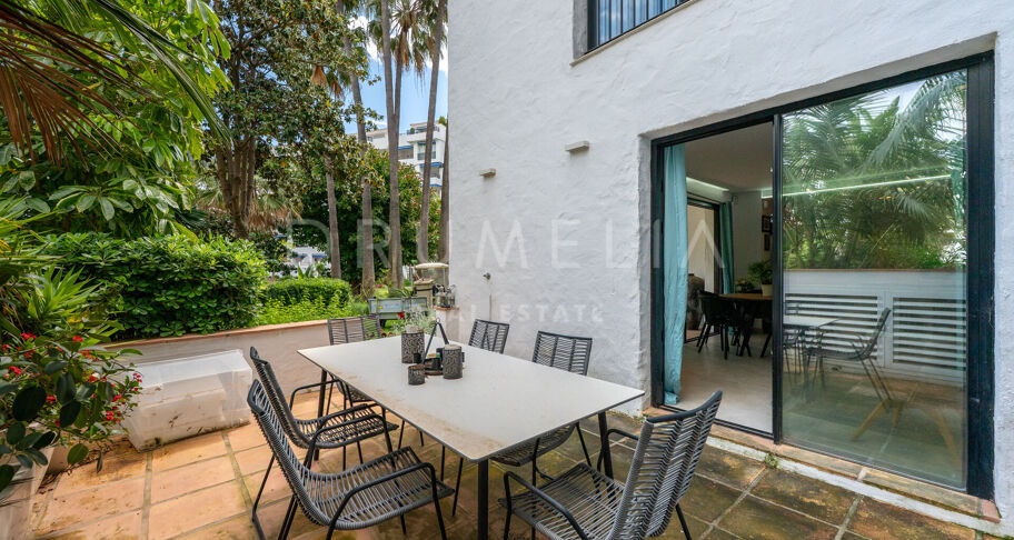 Fantastisk, nyligen renoverad markplanslägenhet i Jardines del Puerto, Puerto Banús