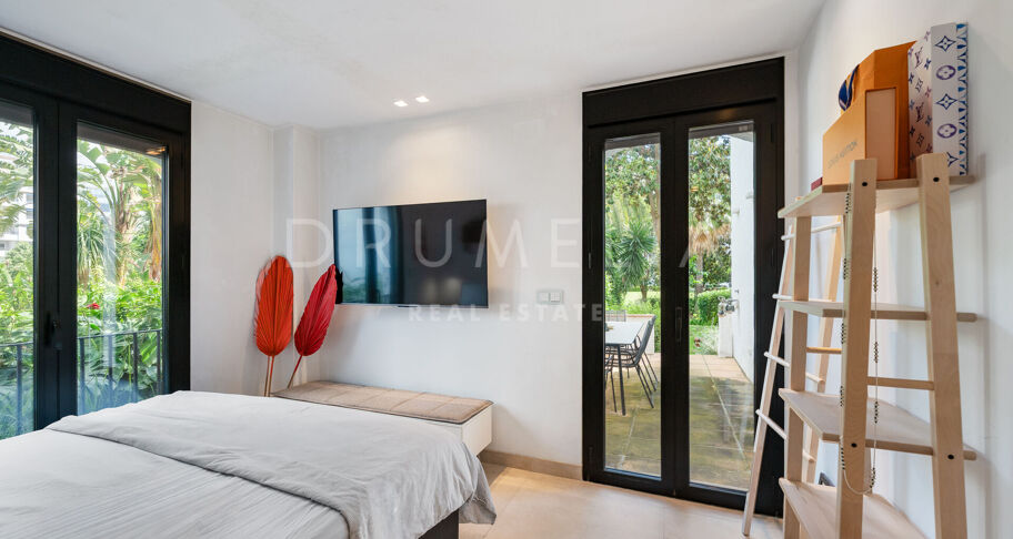 Fantastisk, nyligen renoverad markplanslägenhet i Jardines del Puerto, Puerto Banús