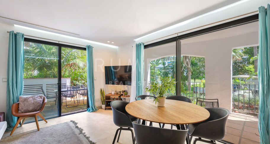 Fantastisk, nyligen renoverad markplanslägenhet i Jardines del Puerto, Puerto Banús