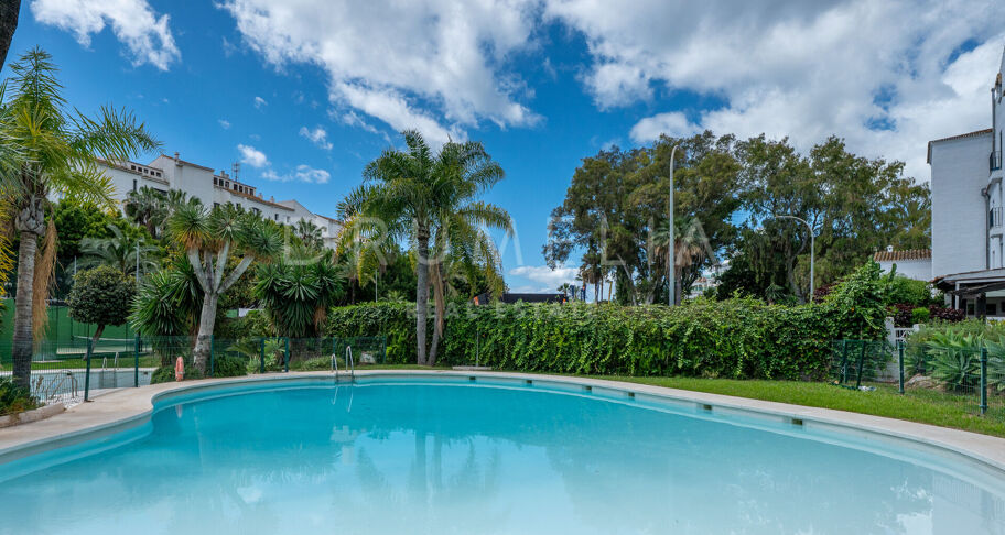 Fantastisk, nyligen renoverad markplanslägenhet i Jardines del Puerto, Puerto Banús