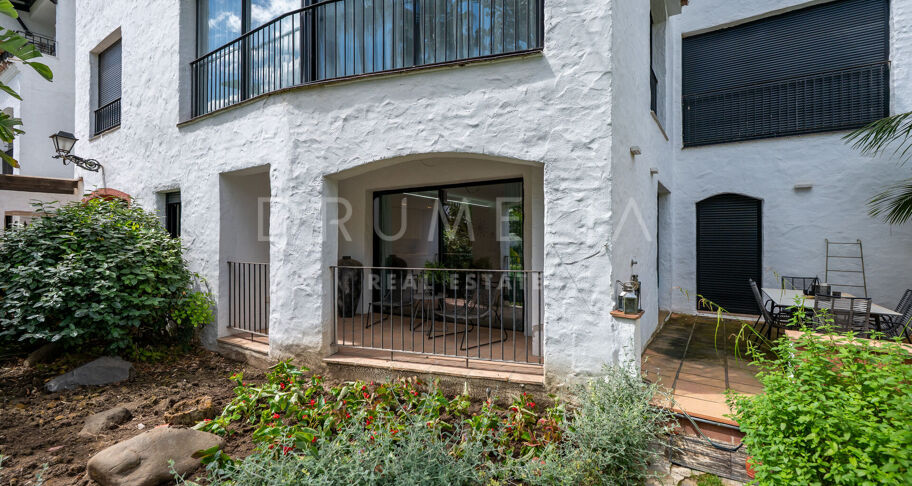 Fantastisk, nyligen renoverad markplanslägenhet i Jardines del Puerto, Puerto Banús