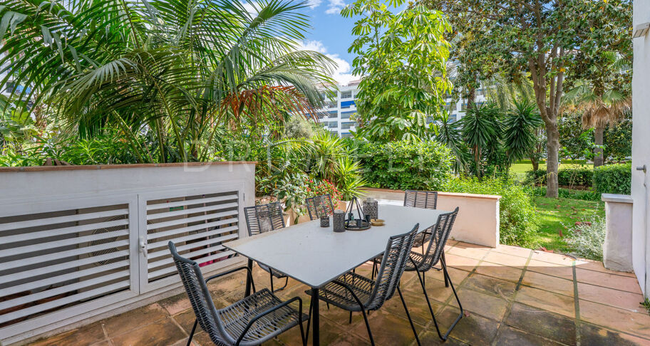 Fantastisk, nyligen renoverad markplanslägenhet i Jardines del Puerto, Puerto Banús