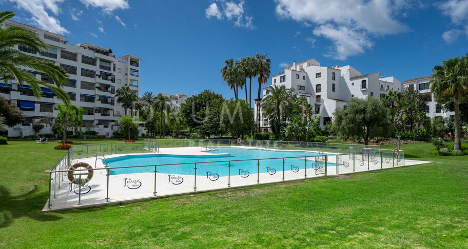 Fantastisk, nyligen renoverad markplanslägenhet i Jardines del Puerto, Puerto Banús