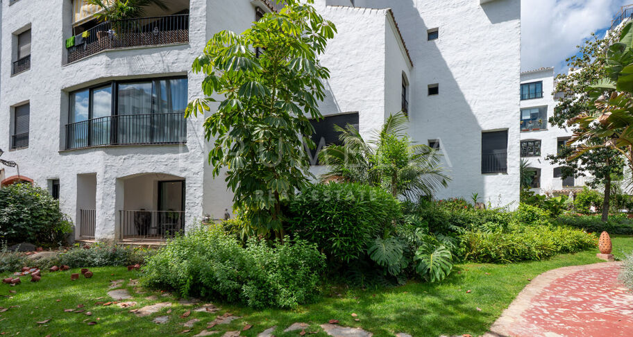 Fantastisk, nyligen renoverad markplanslägenhet i Jardines del Puerto, Puerto Banús