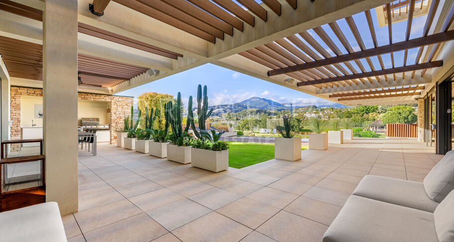 Hedendaagse villa aan de frontlinie van de golfbaan met panoramisch uitzicht in Los Naranjos, Nueva Andalucía
