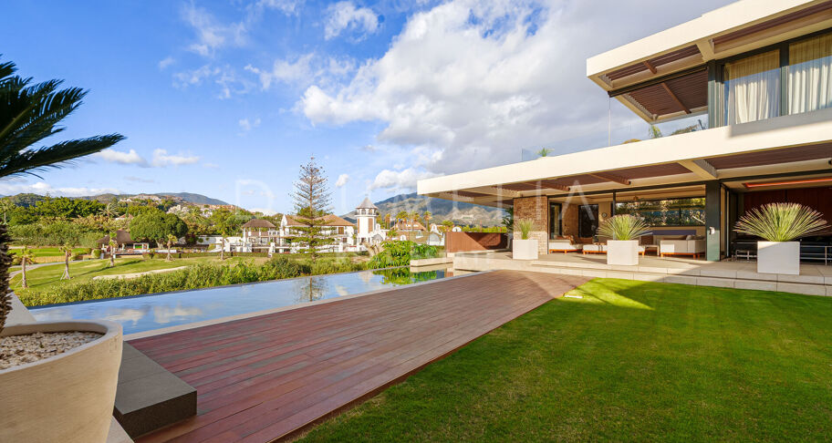 Hedendaagse villa aan de frontlinie van de golfbaan met panoramisch uitzicht in Los Naranjos, Nueva Andalucía