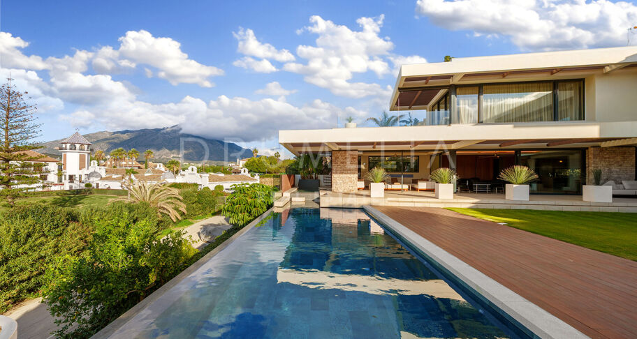 Hedendaagse villa aan de frontlinie van de golfbaan met panoramisch uitzicht in Los Naranjos, Nueva Andalucía