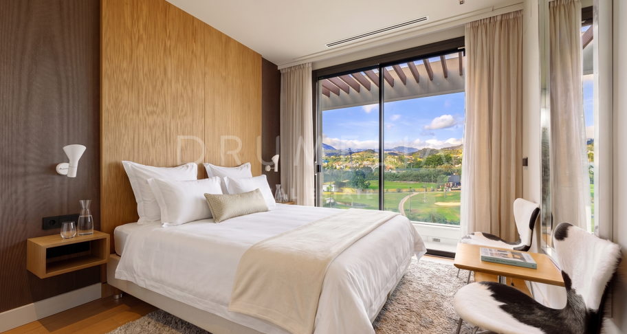 Hedendaagse villa aan de frontlinie van de golfbaan met panoramisch uitzicht in Los Naranjos, Nueva Andalucía