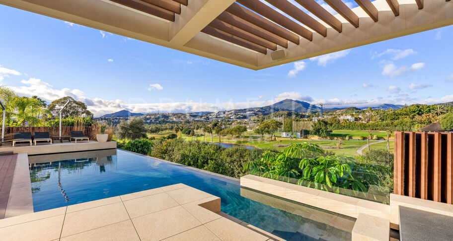 Hedendaagse villa aan de frontlinie van de golfbaan met panoramisch uitzicht in Los Naranjos, Nueva Andalucía
