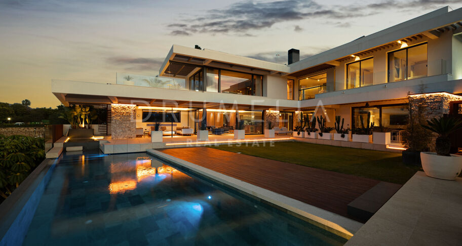 Hedendaagse villa aan de frontlinie van de golfbaan met panoramisch uitzicht in Los Naranjos, Nueva Andalucía