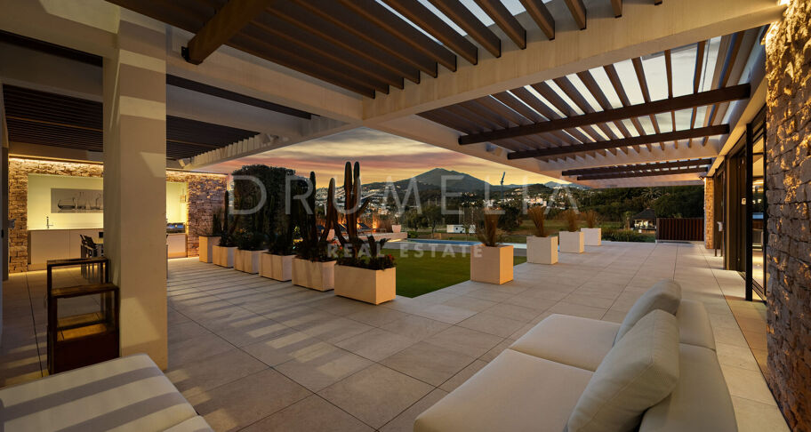Hedendaagse villa aan de frontlinie van de golfbaan met panoramisch uitzicht in Los Naranjos, Nueva Andalucía