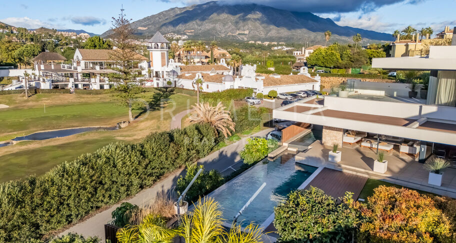 Hedendaagse villa aan de frontlinie van de golfbaan met panoramisch uitzicht in Los Naranjos, Nueva Andalucía