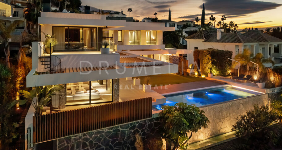Hedendaagse villa aan de frontlinie van de golfbaan met panoramisch uitzicht in Los Naranjos, Nueva Andalucía