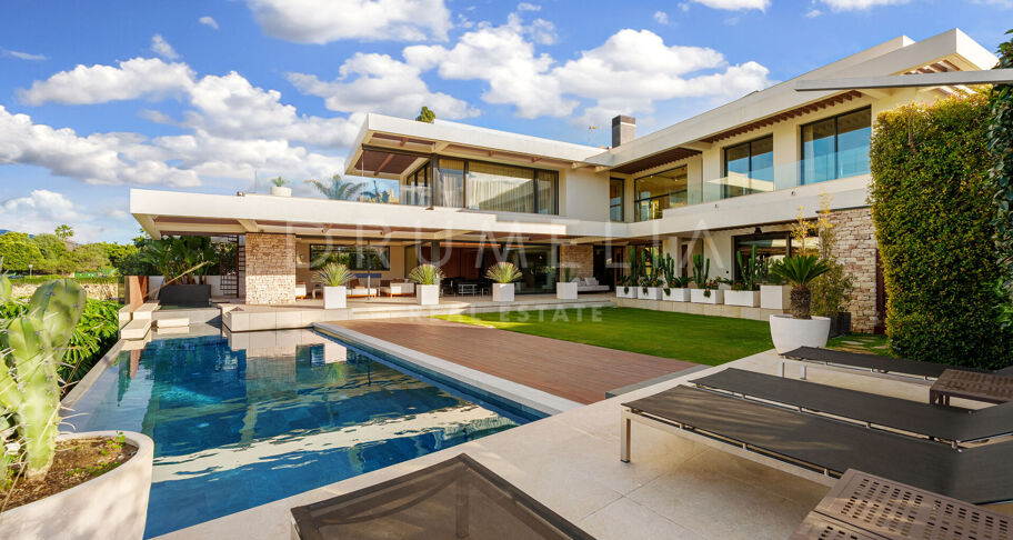 Hedendaagse villa aan de frontlinie van de golfbaan met panoramisch uitzicht in Los Naranjos, Nueva Andalucía