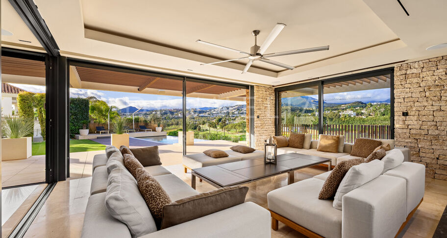 Hedendaagse villa aan de frontlinie van de golfbaan met panoramisch uitzicht in Los Naranjos, Nueva Andalucía