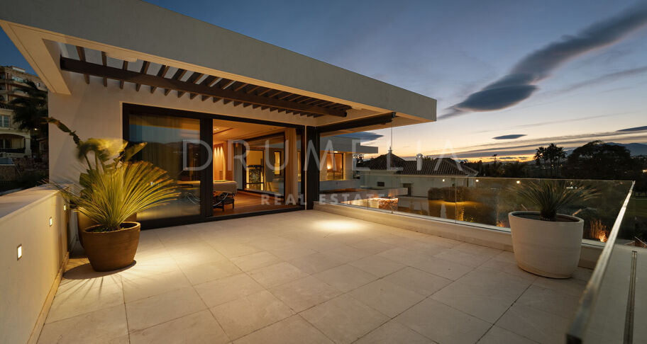 Hedendaagse villa aan de frontlinie van de golfbaan met panoramisch uitzicht in Los Naranjos, Nueva Andalucía