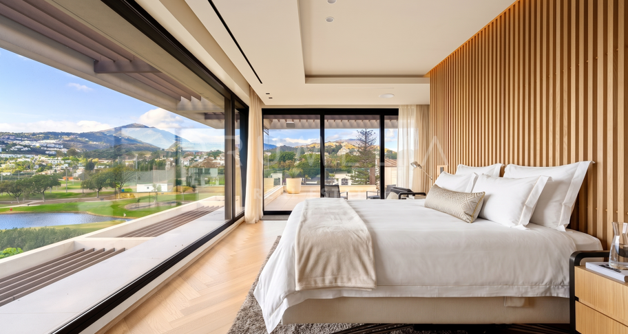 Hedendaagse villa aan de frontlinie van de golfbaan met panoramisch uitzicht in Los Naranjos, Nueva Andalucía