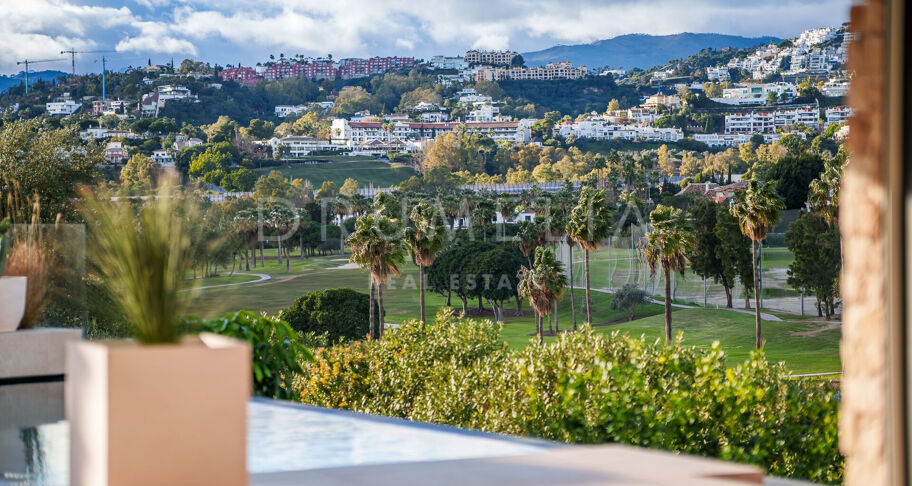 Hedendaagse villa aan de frontlinie van de golfbaan met panoramisch uitzicht in Los Naranjos, Nueva Andalucía