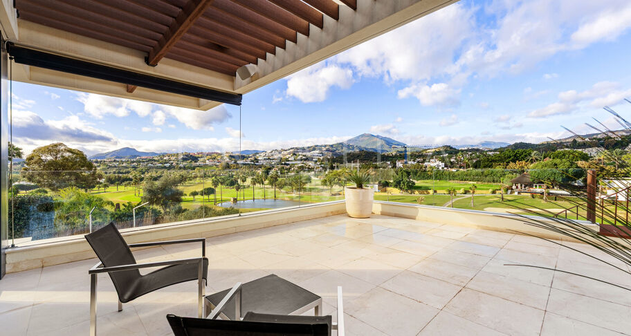Hedendaagse villa aan de frontlinie van de golfbaan met panoramisch uitzicht in Los Naranjos, Nueva Andalucía