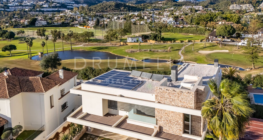 Hedendaagse villa aan de frontlinie van de golfbaan met panoramisch uitzicht in Los Naranjos, Nueva Andalucía