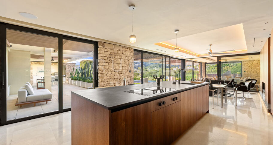 Hedendaagse villa aan de frontlinie van de golfbaan met panoramisch uitzicht in Los Naranjos, Nueva Andalucía