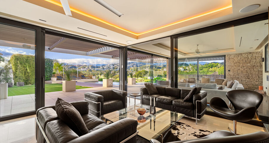Hedendaagse villa aan de frontlinie van de golfbaan met panoramisch uitzicht in Los Naranjos, Nueva Andalucía