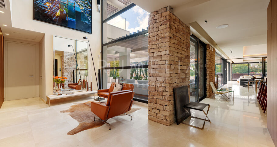 Hedendaagse villa aan de frontlinie van de golfbaan met panoramisch uitzicht in Los Naranjos, Nueva Andalucía