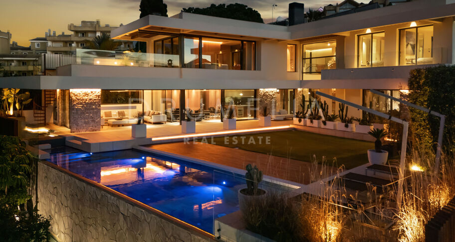 Hedendaagse villa aan de frontlinie van de golfbaan met panoramisch uitzicht in Los Naranjos, Nueva Andalucía