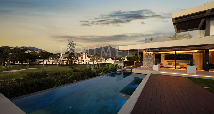 Hedendaagse villa aan de frontlinie van de golfbaan met panoramisch uitzicht in Los Naranjos, Nueva Andalucía