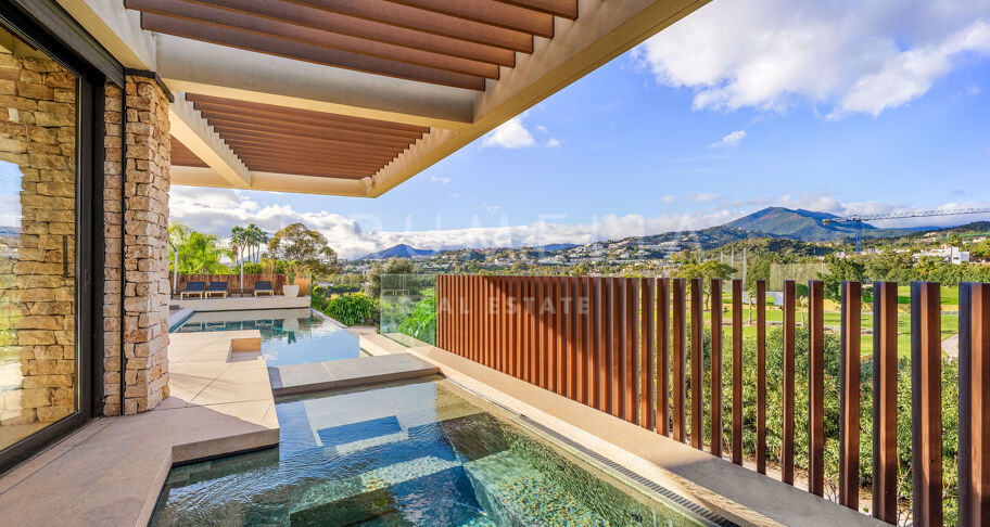 Hedendaagse villa aan de frontlinie van de golfbaan met panoramisch uitzicht in Los Naranjos, Nueva Andalucía