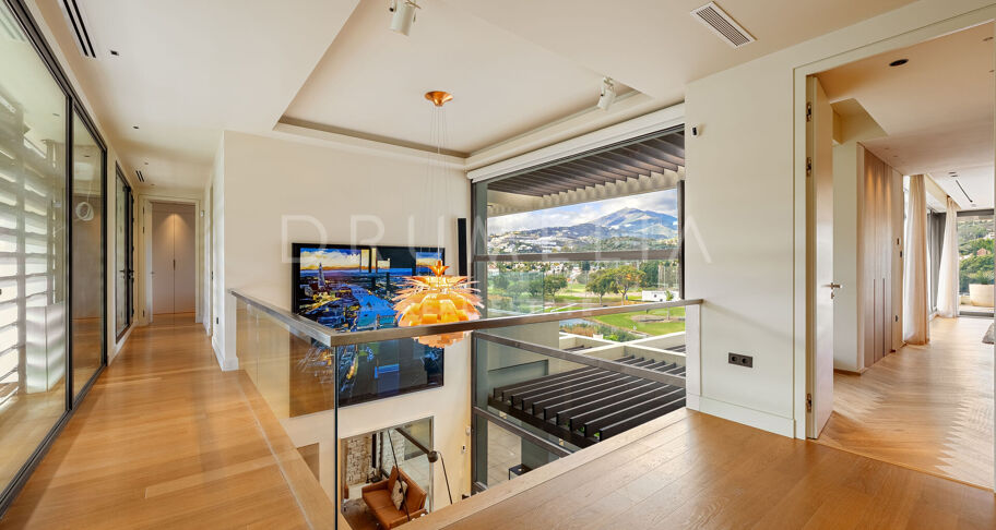 Hedendaagse villa aan de frontlinie van de golfbaan met panoramisch uitzicht in Los Naranjos, Nueva Andalucía