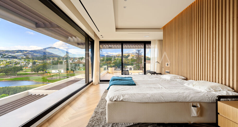 Hedendaagse villa aan de frontlinie van de golfbaan met panoramisch uitzicht in Los Naranjos, Nueva Andalucía