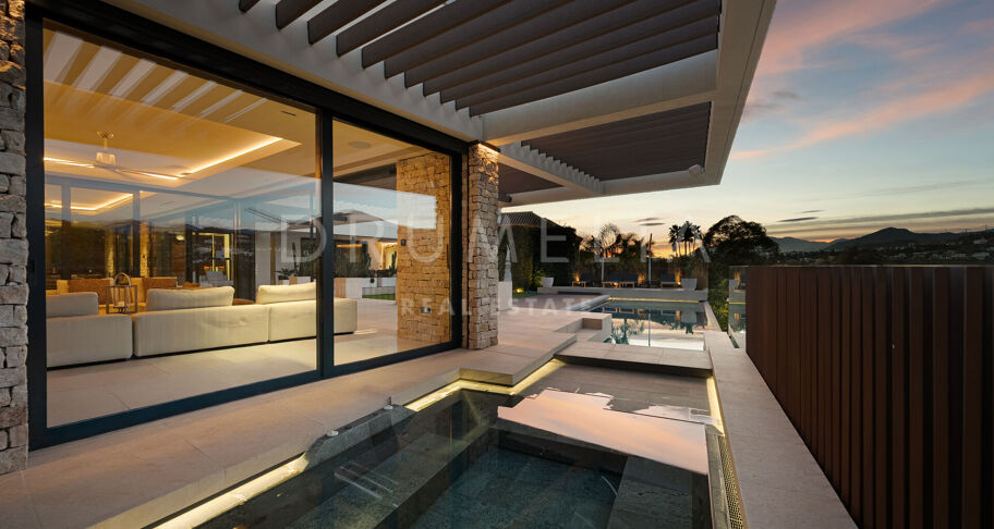 Hedendaagse villa aan de frontlinie van de golfbaan met panoramisch uitzicht in Los Naranjos, Nueva Andalucía