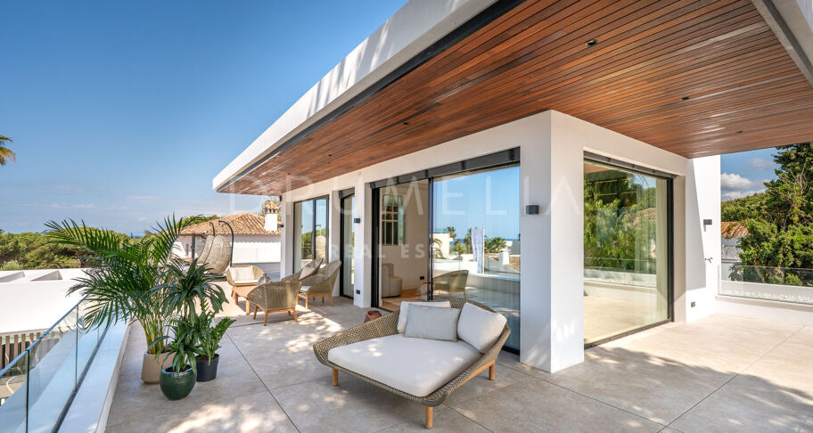 Moderne villa aan het strand in Marbesa met zeezicht