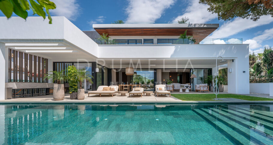 Moderne villa aan het strand in Marbesa met zeezicht