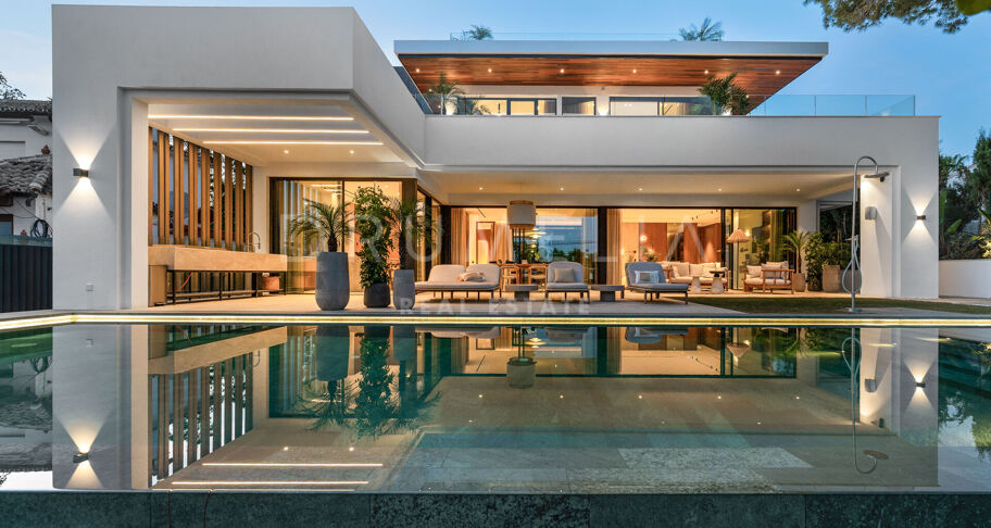Moderne villa aan het strand in Marbesa met zeezicht