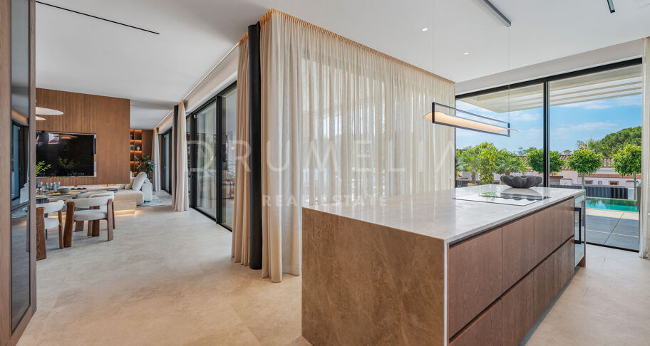 Moderne villa aan het strand in Marbesa met zeezicht