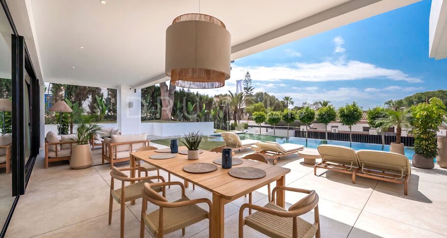 Moderne villa aan het strand in Marbesa met zeezicht