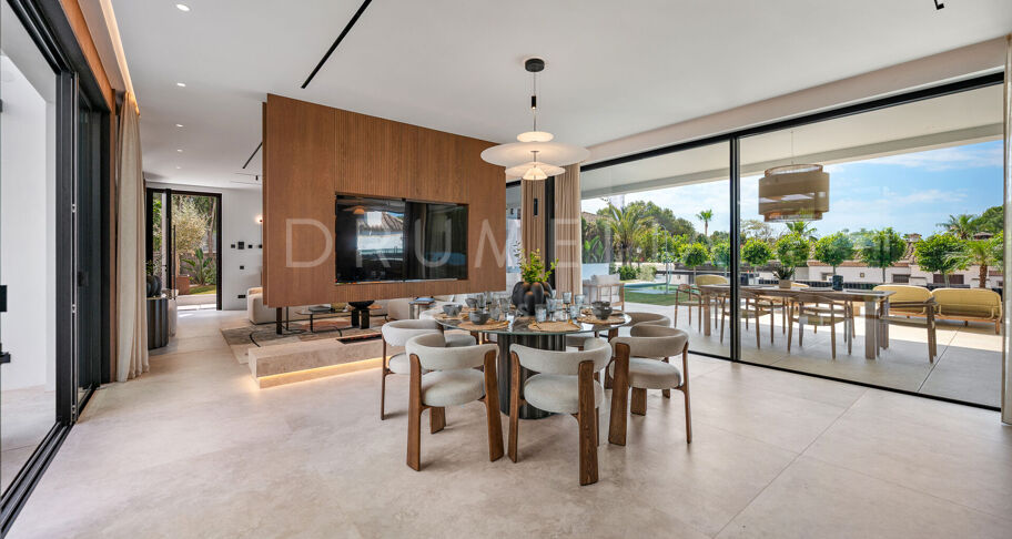 Moderne villa aan het strand in Marbesa met zeezicht