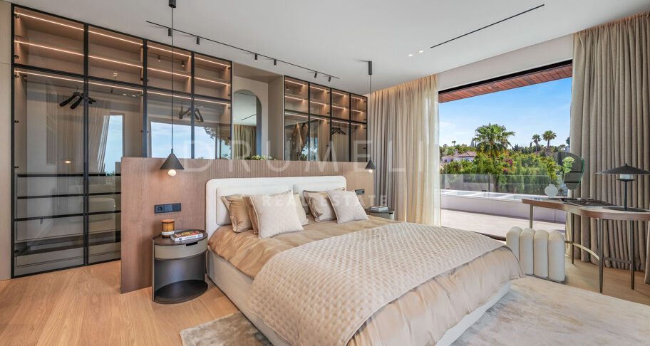 Moderne villa aan het strand in Marbesa met zeezicht