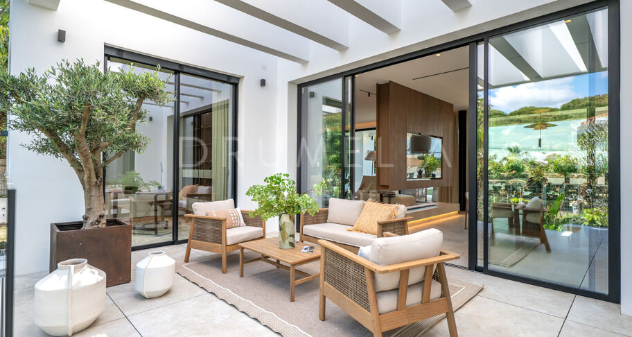 Moderne villa aan het strand in Marbesa met zeezicht